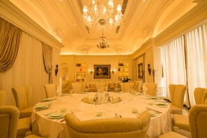 4 restaurants; breakfast, lunch and dinner served  - Ocean Spring Grand Metropark Hotel (Zhuhai)