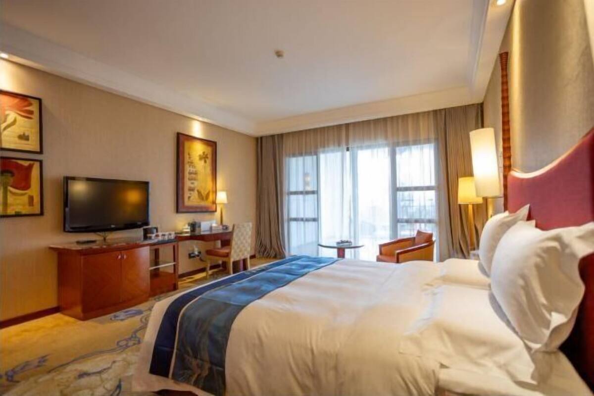 Een minibar, een kluis op de kamer, een bureau, gratis babybedden