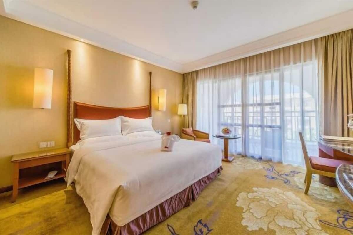 Minibar, in-room safe, desk, free cribs/infant beds