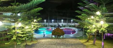 Outdoor pool, free pool cabanas, pool loungers