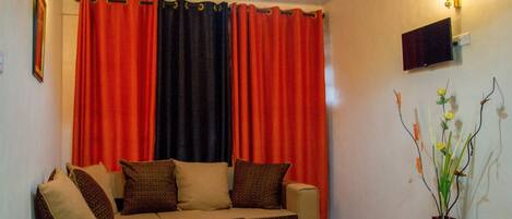 En 21-tommers Flatskjerm-TV med Parabol-TV samt TV og peis