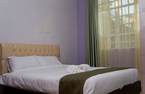 21-inch flat-screen TV with satellite channels, TV, fireplace - Kuniville Guest House (Nyeri)