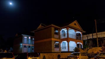 Façade de lâhĂ©bergement - soirĂ©e/nuit