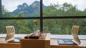 Habitación familiar, vista a la montaña | Servicios de la habitación