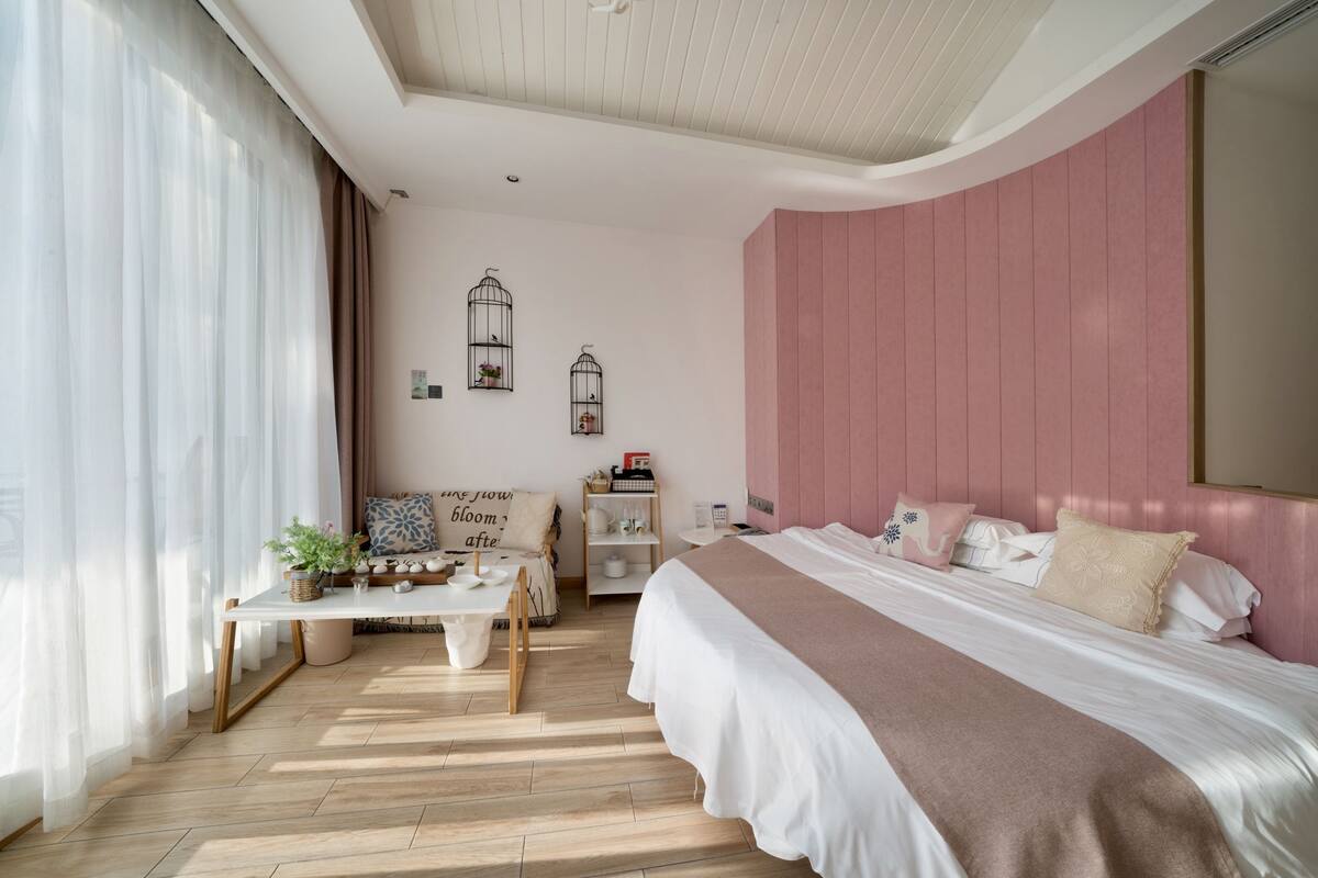 Romanttinen huone | Ylelliset vuodevaatteet, untuvapeitot, memory foam -patjalliset sängyt