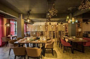 2 restauranter; serverer morgenmad, frokost og kinesiske retter