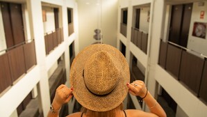 A corridor with doors on both sides, leading to individual rooms. - Ona Palamós (Palamós)