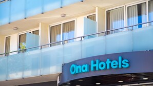 A hotel with a modern design, featuring a prominent 'One Hotels' sign. - Ona Palamós (Palamós)