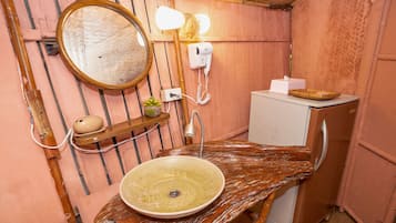 Superior Ocean View Cottage | 浴室 | 淋浴设施、免费洗浴用品、吹风机、毛巾