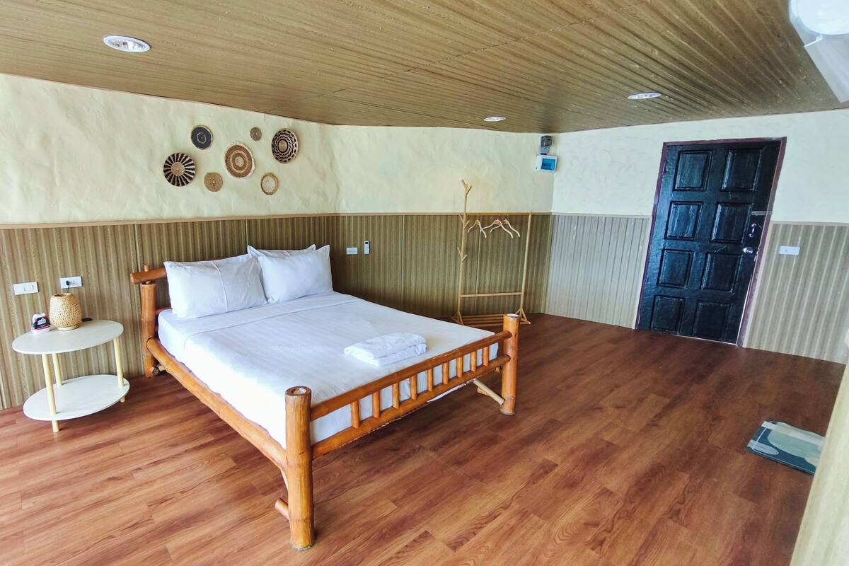 1 bedroom, blackout curtains, free WiFi, bed sheets