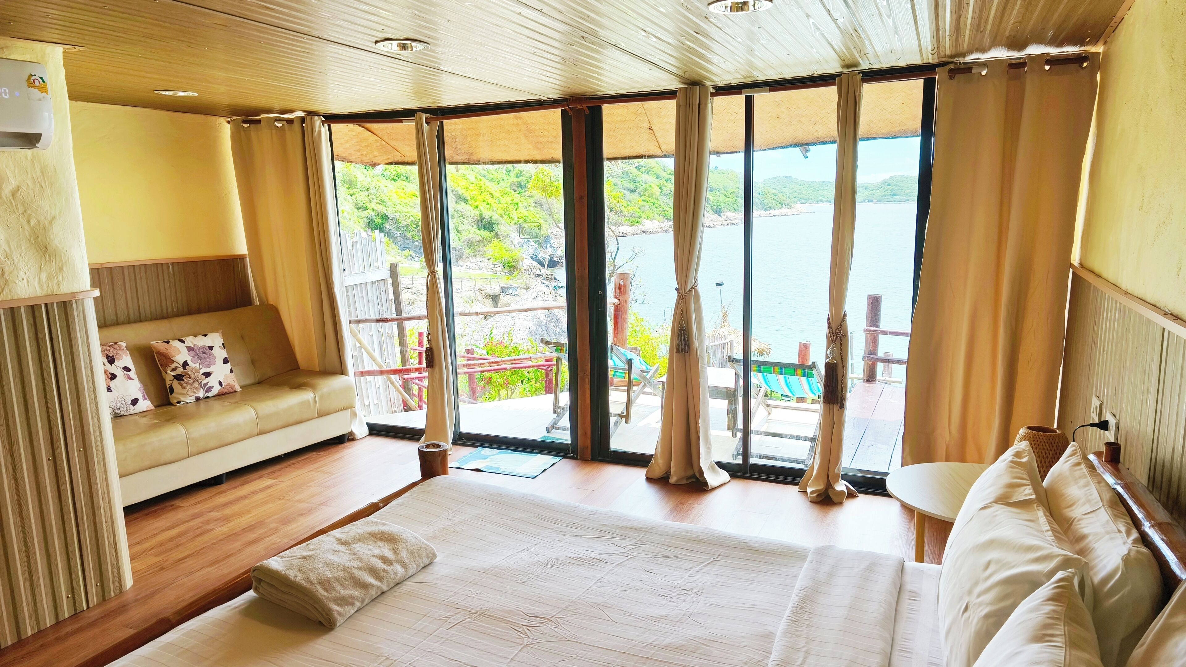 Deluxe Ocean View Cottage | 1 bedroom, blackout drapes, free WiFi, bed sheets