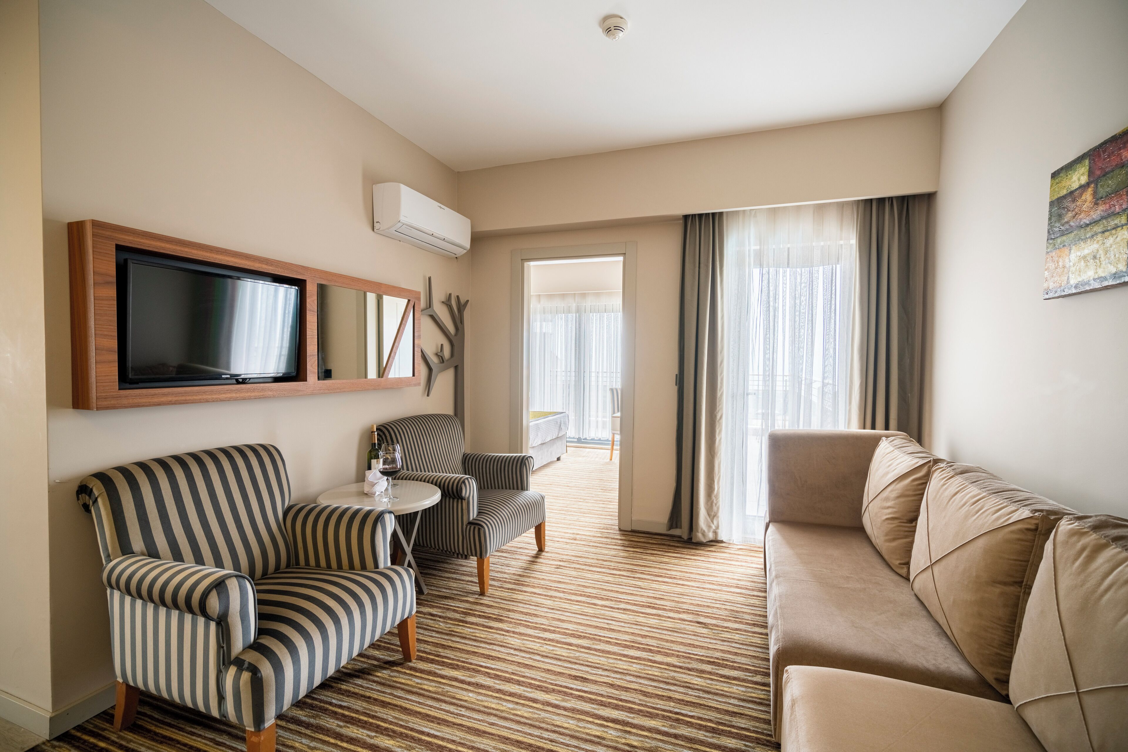 superior suite | premium bedding, desk, soundproofing, free wifi