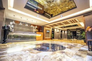 A spacious lobby with a marble floor, a reception desk, and a large glass ceiling. - Hierapark Thermal & Spa Hotel (Denizli)