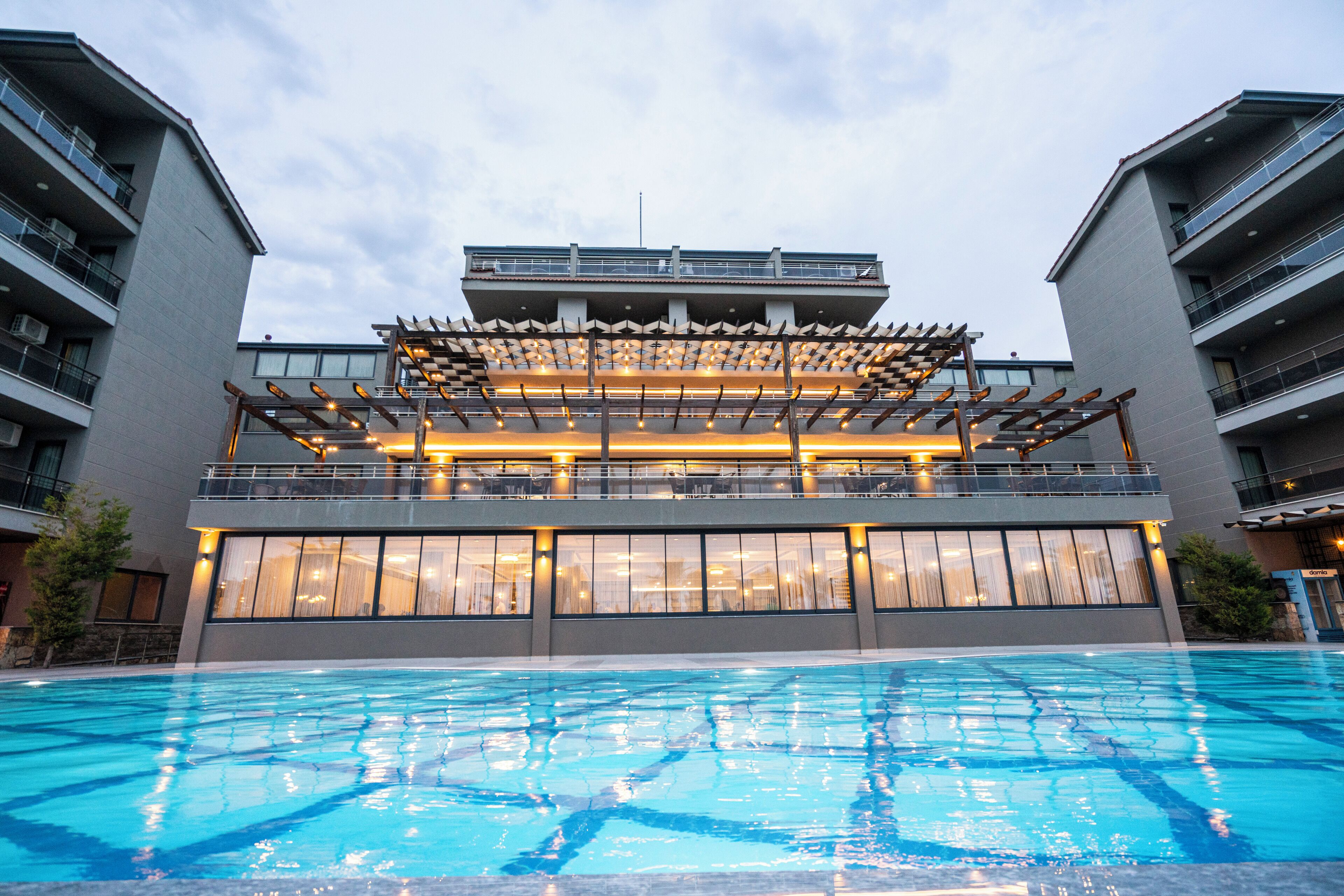 4 piscinas cubiertas, 2 piscinas al aire libre, sombrillas, tumbonas
