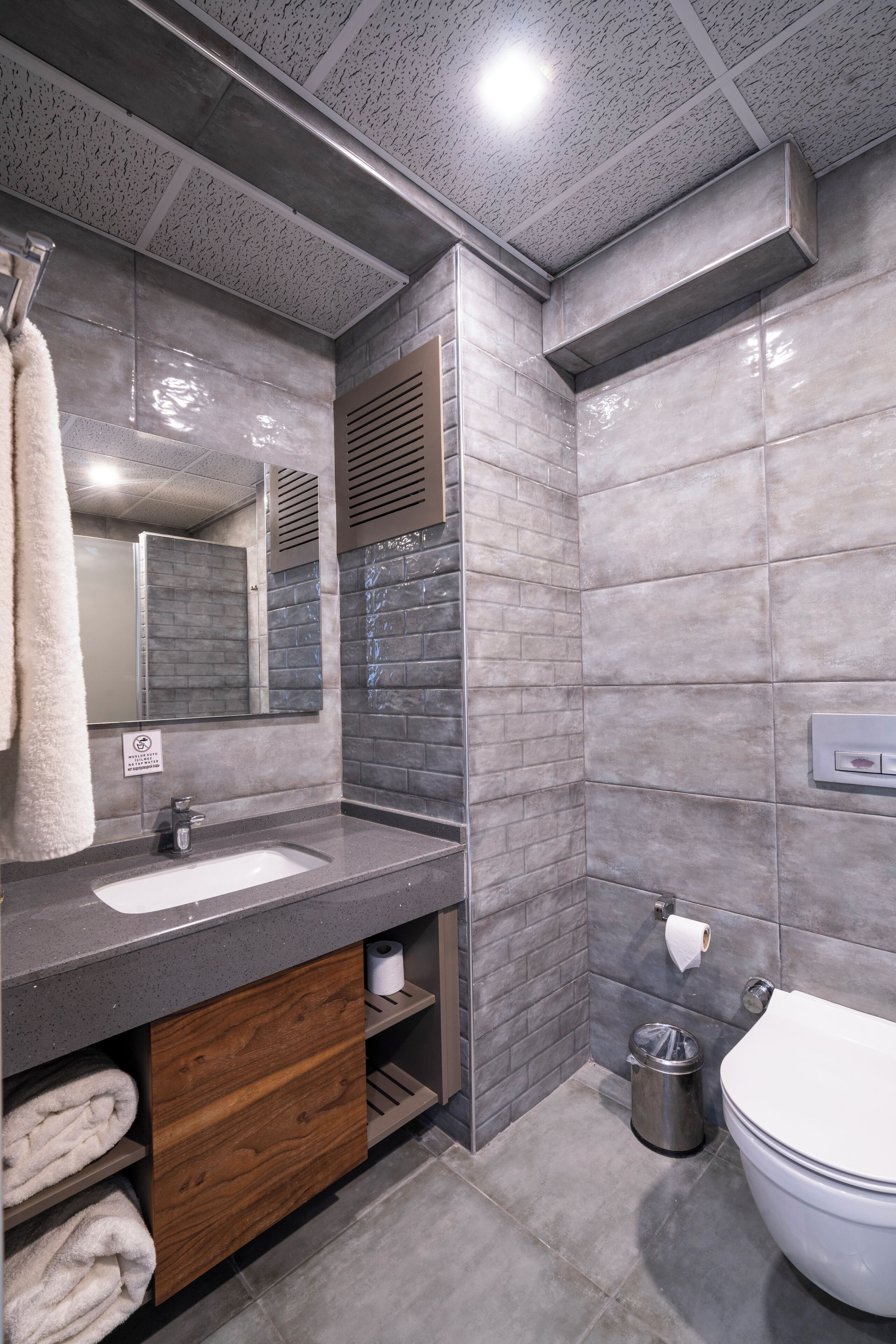 superior suite | bathroom | combined shower/bathtub, eco-friendly toiletries, hair dryer, bathrobes