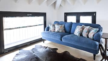 Apartament bàsic, 3 dormitoris | Sala d'estar | Televisor de pantalla plana