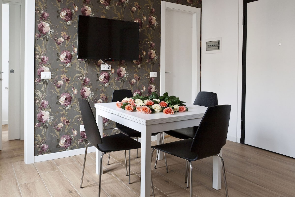 Apartamento básico, 2 habitaciones (4) | Servicio de comidas en la habitación