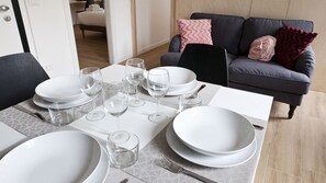Basic-Apartment, 2 Schlafzimmer (4) | Essbereich im Zimmer