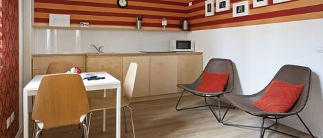 Apartment, 1 Bedroom (2) | Living room | Flat-screen TV