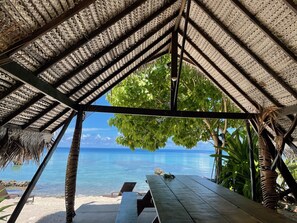Se sirven desayunos y cenas; cocina local; con vista a la playa