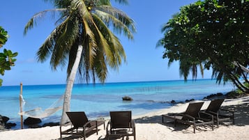 Playa privada, arena blanca, sillas reclinables de playa