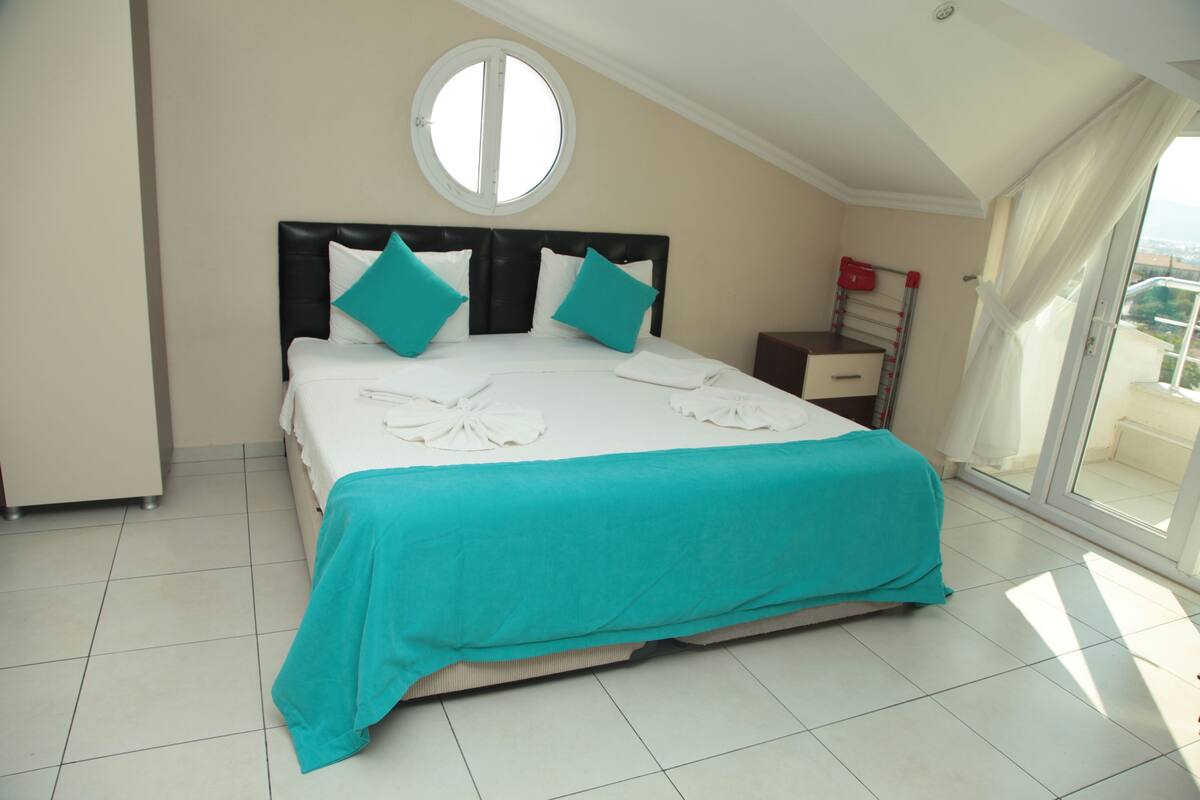 Premium bedding, desk, iron/ironing board, free WiFi