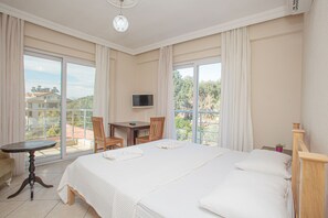 Premium bedding, desk, iron/ironing board, free WiFi