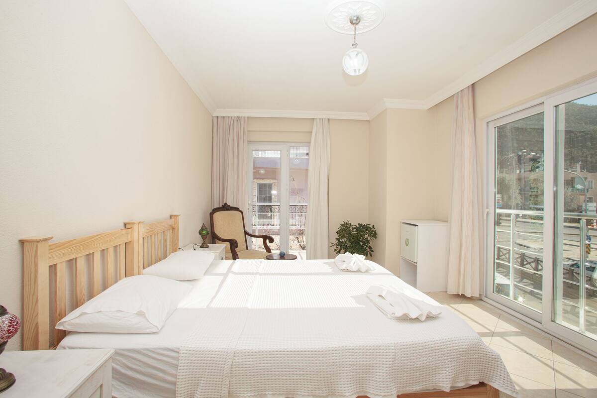 Premium bedding, desk, iron/ironing board, free WiFi