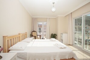 Premium bedding, desk, iron/ironing board, free WiFi