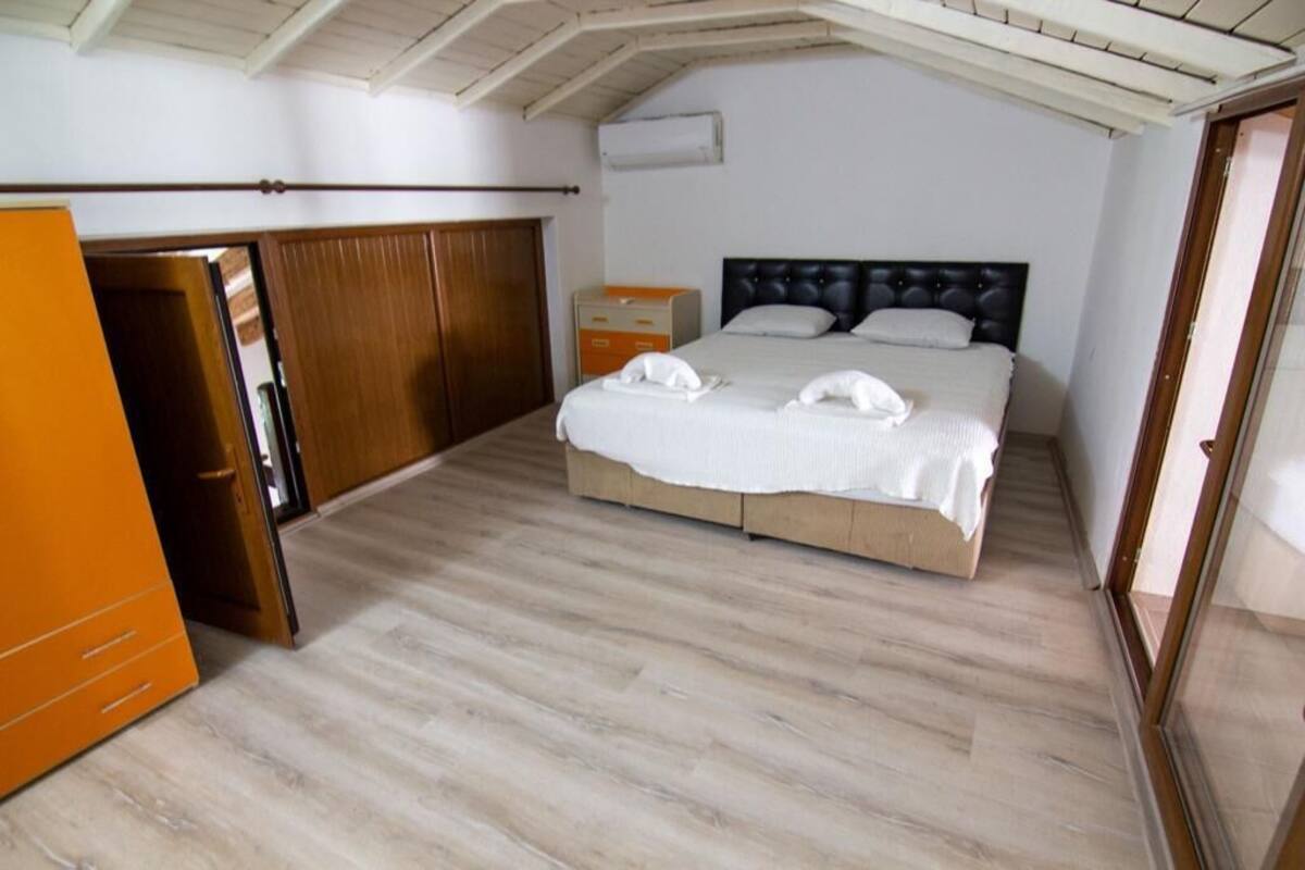 Premium bedding, desk, iron/ironing board, free WiFi