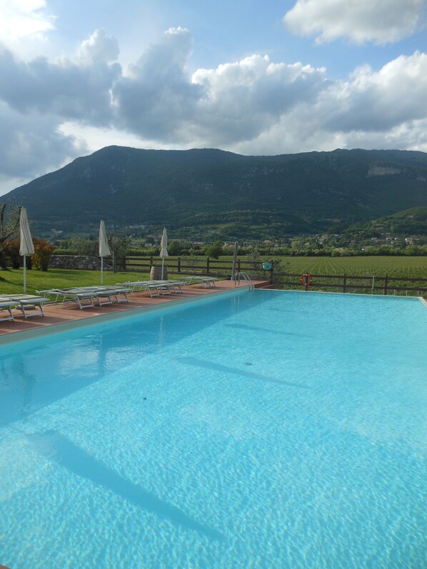 Ulkouima-allas, aurinkovarjoja, aurinkotuoleja