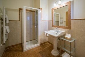 Superior Suite | Bathroom | Shower, free toiletries, hair dryer, bidet - Tenuta La Presa (Caprino Veronese)