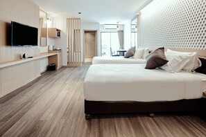 In-room safe, blackout curtains, free WiFi, bed sheets - Three Sukhumvit Hotel (Bangkok)