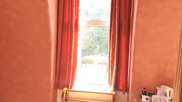 Double Room, Garden View | Bathroom | Free toiletries, towels, shampoo