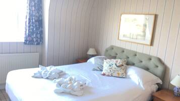 Habitación doble, vista al mar | Escritorio, wifi gratis y ropa de cama