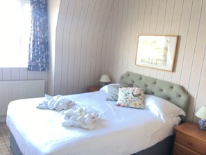 Habitación doble, vista al mar | Escritorio, wifi gratis y ropa de cama