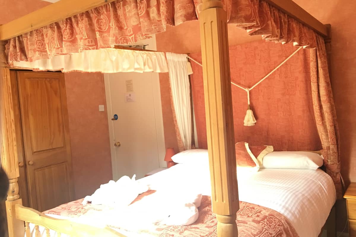 Double Room, Garden View | Desk, free WiFi, bed sheets
