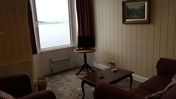 Suite, sjøutsikt | Skrivebord, wi-fi (inkludert) og sengetøy