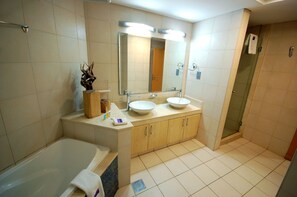 Apartment, 2 Schlafzimmer | Badezimmer
