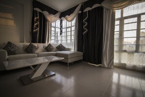Deluxe-Suite, 1 King-Bett | Wohnzimmer | 48-Zoll-LED-Fernseher mit Satellitenempfang, Fernseher