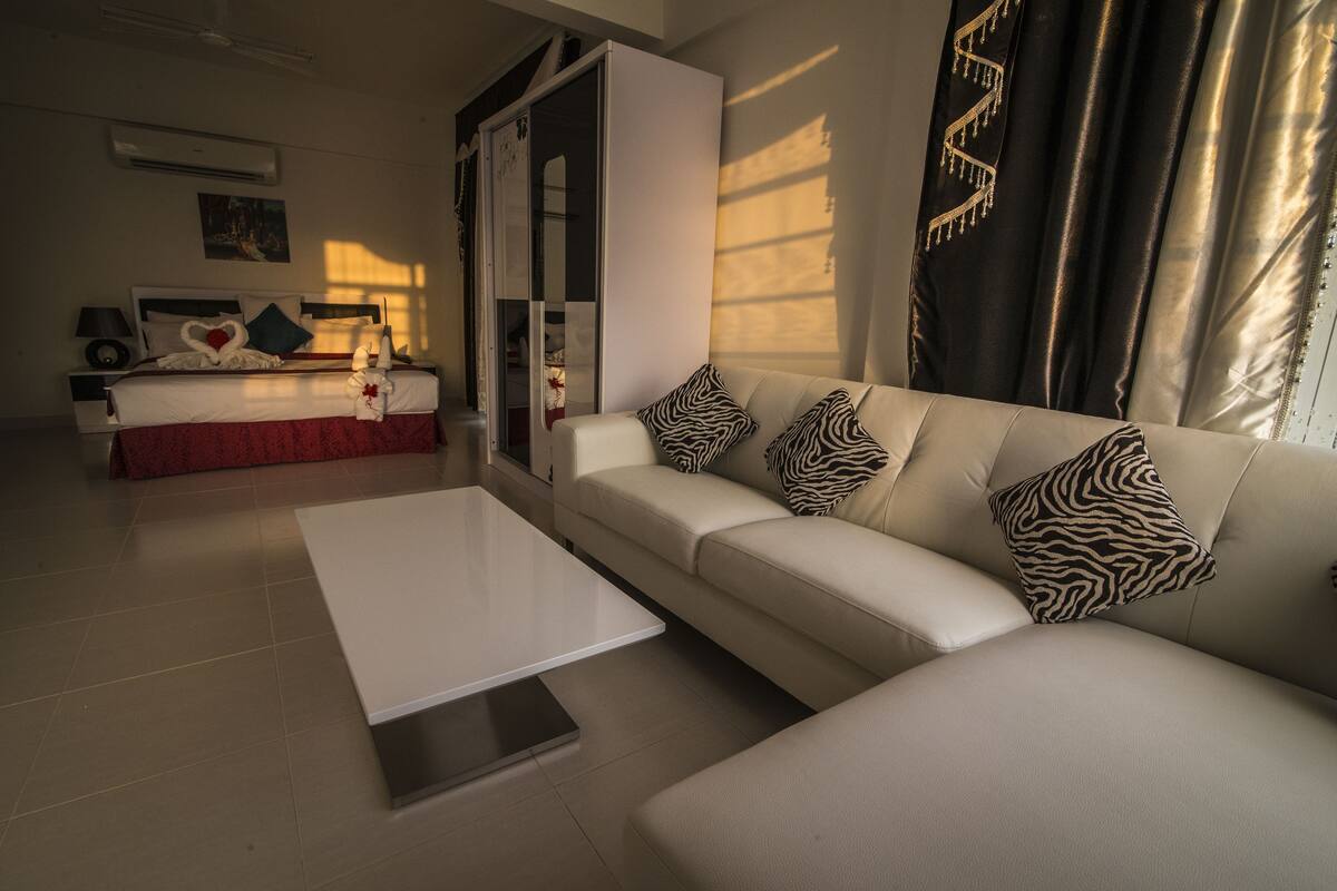 Deluxe-Suite, 1 King-Bett | Schreibtisch, Bügeleisen/Bügelbrett, Zustellbetten, kostenloses WLAN