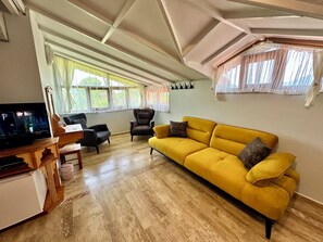 Family Room | Living area | 40-inch flat-screen TV with satellite channels, TV