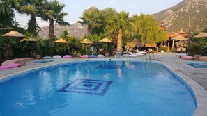 Seasonal outdoor pool, pool umbrellas, sun loungers - Bahaus Resort (Ortaca)