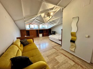 Family Room | Living area | 40-inch flat-screen TV with satellite channels, TV