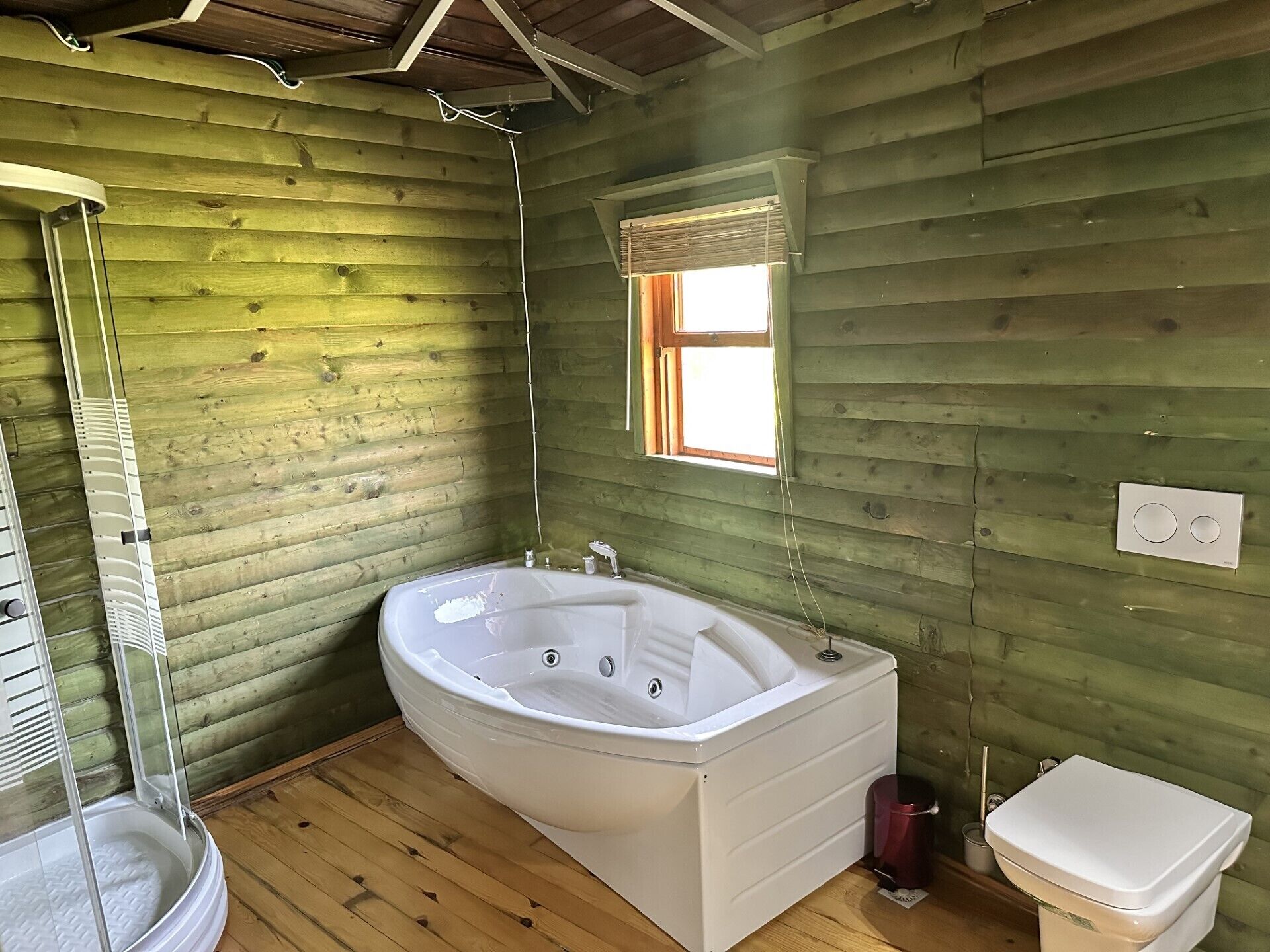 deluxe room, jetted tub | bathroom shower
