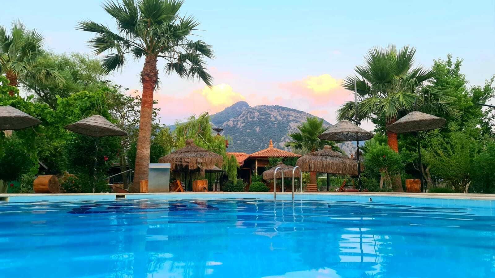 Una piscina al aire libre de temporada, sombrillas