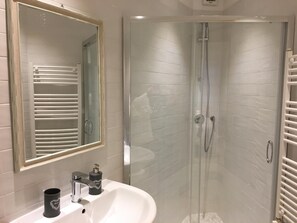 Douche, sèche-cheveux, bidet