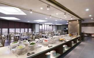 Buffet breakfast on weekdays (KRW 15000 per person)