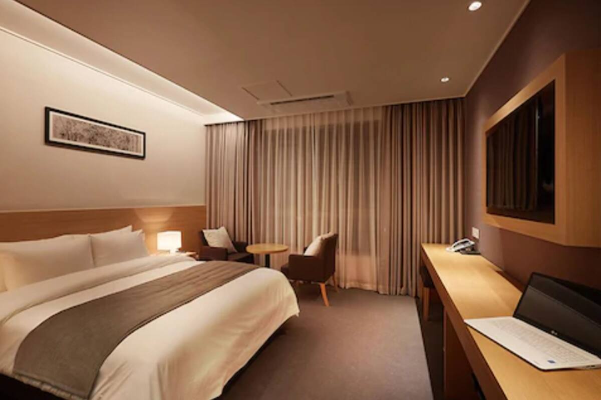 Standard Double Room | Peti besi dalam bilik, meja, langsir/tirai gelap terus, Wi-fi percuma 