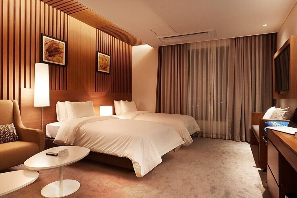 Superior Twin Room | Peti besi dalam bilik, meja, langsir/tirai gelap terus, Wi-fi percuma 